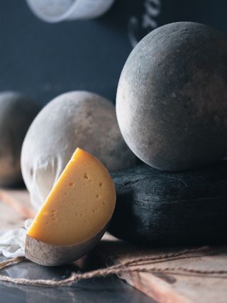 Inspiriert von den gewaltigen Urkräften, die in Zeiten der Ur-Aare gewirkt haben, entstand bei PurCrü der Halbhartkäse Namens Urgold. Er erinnert mit seiner hellen Teigfarbe an ein Stück Gold, welches aus dem Napfgebiet stammen könnte. Denn wir glauben, dass die Urkräfte bis heute in unseren PurCrü Käsen spürbar sind. 