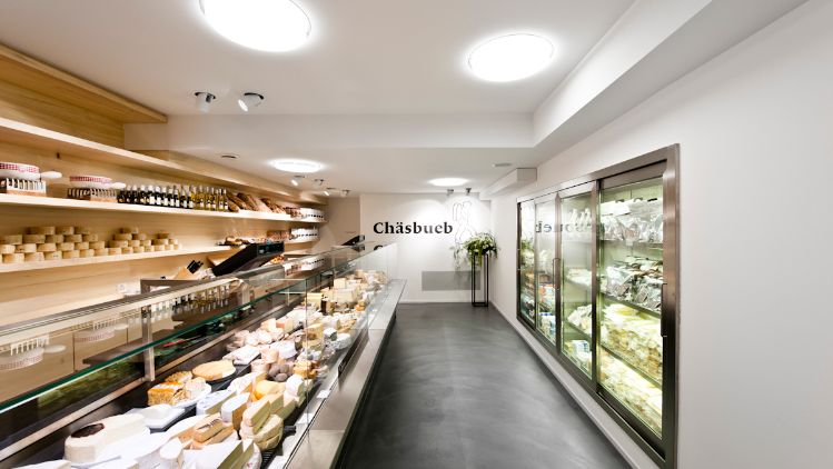 Die Käsetheke des Berner Chäsbueb ist berühmt wegen seiner mehr als 250 Sorten Käse. Für Käseliebhaber ein Traum. Der Laden ist hell und mit viel Holz gestaltet und lädt direkt ein sich wohl zu fühlen.