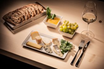 Die kleine Käseplatte mit verschiedenen Käsen kann zu jeder Tageszeit im ChäsChäuer bestellt werden. Dazu wird Brot serviert.