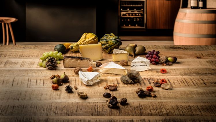Herbstliche Käseplatte mit einer Variation von Trüffel-Weichkäse, Hartkäse mit Marronimantel, Brie mit Kürbis gefüllt. Alles erhältlich im Chäsbueb.