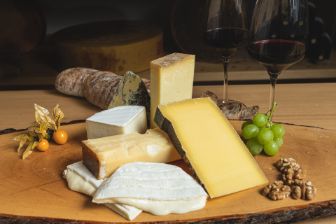 Eine Variation von cremigen Weichkäse und Halbhart- sowie Hartkäse. Perfekte Kombination für eine Käseplatte. Alles im Chäsbueb erhältlich.