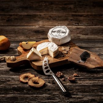 La Fleur Trüffel ist ein cremiger aromatischer Weichkäse mit einer Trüffelfüllung und eine Eigenmarke von Baumann Käse. 