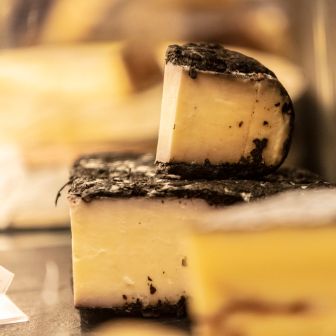 Das Bild zeigt eine Käse in der Käsetheke eines Humidor im Coop. Eine grosse Vielfalt an Käse bietet Baumann Käse dem Endkonsumenten.