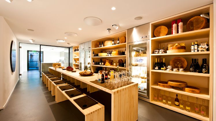 ChäsChäuer in Bern ist das Restaurant unterhalb vom Chäsbueb. Als Gast geniesst man die Käsesorten vom Laden oben oder Fondue, Raclette oder Käsewähen können bestellt werden. Ein langer Tisch vereint die verschiedenen Gäste zusammen und lädt zum Austausch ein. Das Restaurant ist hell und mit viel Holz gestaltet. Käselaibe sind in Regalen zur Reifung und in den Kühlschränken befinden sich Weichkäse zur Reifung.