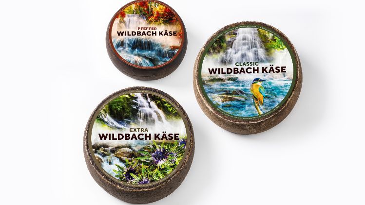 Wildbach Käse ist ein Halbhartkäse mit fein-würzigem Geschmack und leichter Kräuter-Weinnote. Es gibt ihn in den Reifestufen classic, extra und pfeffer und ist eine Eigenmarke von Baumann Käse. 