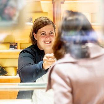 An der Käsetheke geht das Verkaufspersonal auf die individuellen Wünsche ein und berät kompetent.