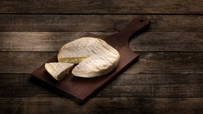 Entlebucher Ziegenkäse mit Rotschmiere. Ein geschmackvoller Ziegenweichkäse mit Charakter. Jetzt im Chäsbueb oder bei Baumann Käse AG kaufen.