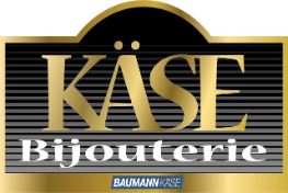Zeigt das Logo der Marke Käse-Bijouterie. Das Logo ist schwarz mit goldiger Schrift und blauem Baumann Käse Logo