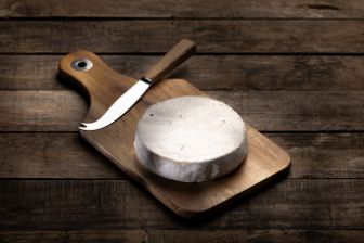 Schweizer Bergbrie Weichkäse aus der UNSECO geschützten Entlebuch-Region. Echter Geschmack dank silofreier Fütterung der Tiere. Im Chäsbueb und bei Baumann Käse erhältlich.