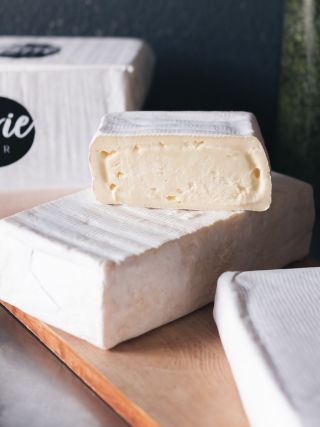 Brie Pur Nature ist die zart cremige Version eines klassischen Brie.