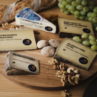 Das Bild zeigt eine Auswahl des Fresh Pack Angebots von Baumann Käse. Dieses Angebot hilft den Käsereien die Käsestücke direkt verkaufen zu können ohne zusätzlichen Aufwand. Die Stücke sind schon geschnitten und verpackt.