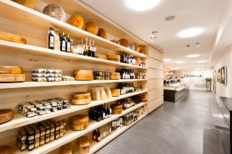 Über die Jahre hat sich der Chäsbueb in der Berner Altstadt zum modernen Käsegeschäft gewandelt.