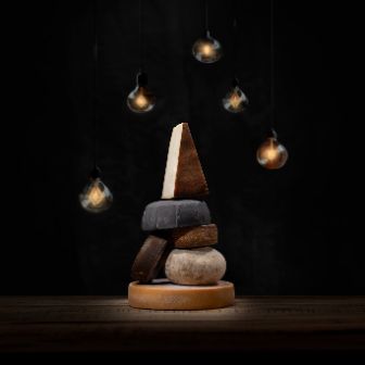 Eine Harmonie von Halbhart- und Hartkäsen aufeinander gestapelt zu einem Turm. Alle Käse von Baumann Käse.